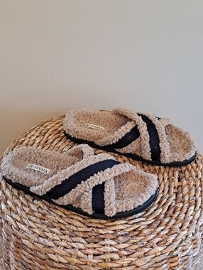 Vivaia Womens Hannah Furry Tan Sherpa Style Athleisure Cross Slippers EU39/8-8.5